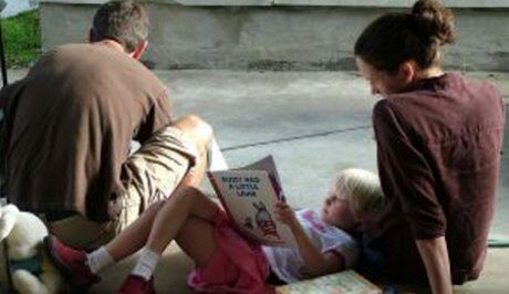 FOTO: Dítě čte s rodiči knížku