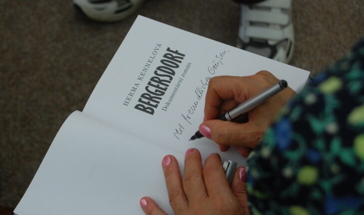 FOTO: Herma Kennelová podepisuje svou knihu Bergersdorf