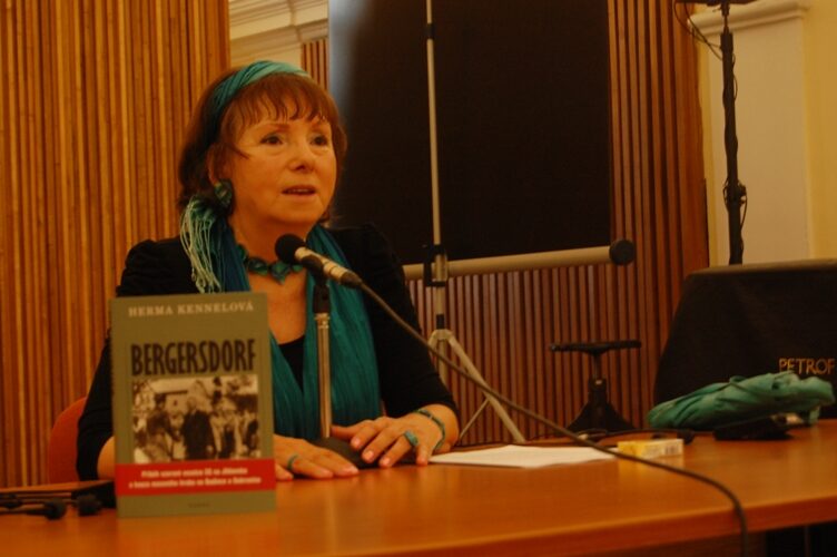 FOTO: Herma Kennelová představila svou knížku na Letní žurnalistické škole Karla Havlíčka Borovského
