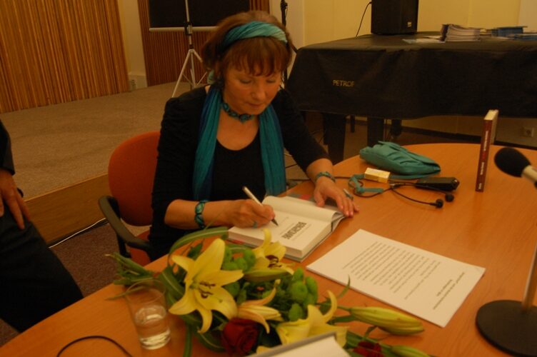 FOTO: Herma Kennelová podepisuje svou knihu Bergersdorf