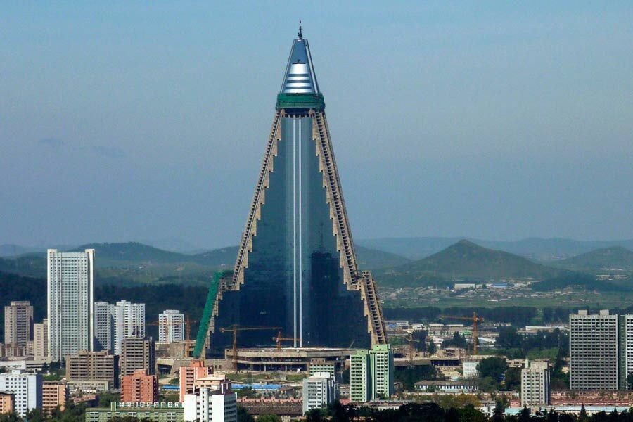FOTO:Hotel Ryugyong se nápadně podobá bitevní lodi z Hvězdných válek, Zdroj: archiv