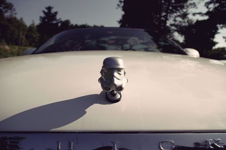 FOTO: Stormtrooper na kapotě auta