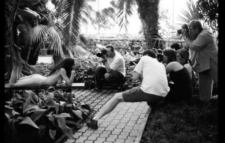 FOTO: akt-pod-palmou