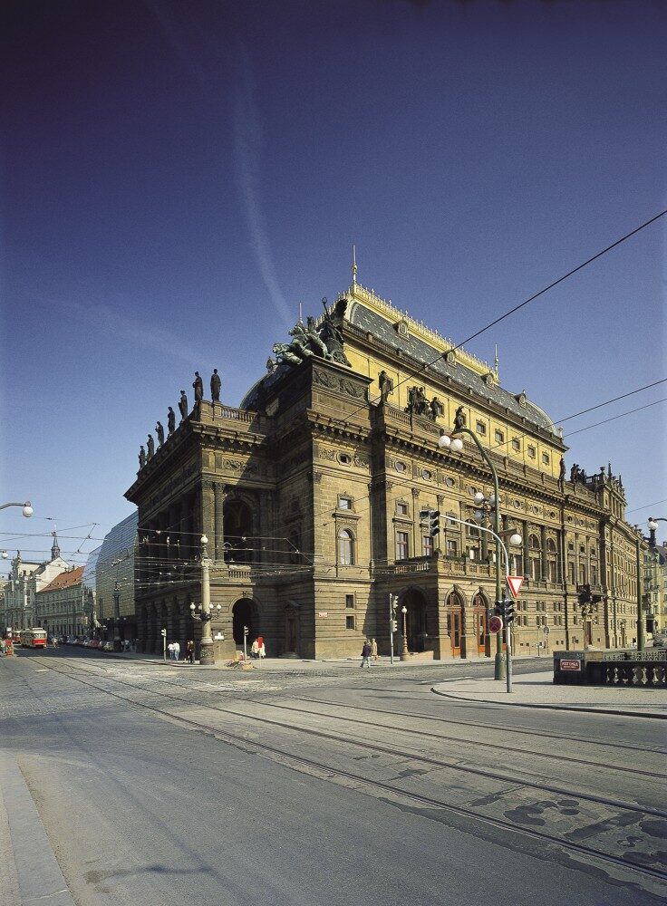 Foto: Majestátní budova Národního divadla na nábřeží