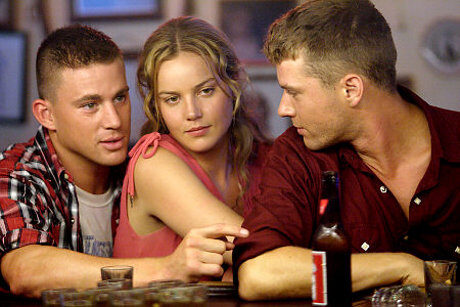 FOTO: Channingem Tatumem a Abbie Cornish ve filmu Ve službách války