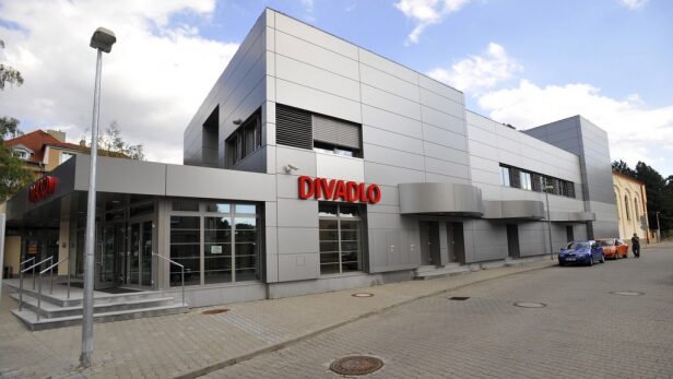 Foto: Budova Divadla Bolka Polívky U22 v Praze-Uhříněvsi Zdroj: archiv České televize