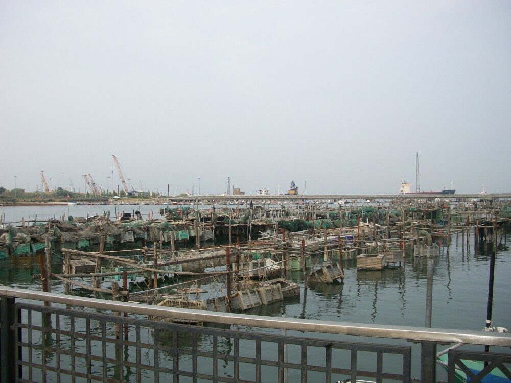 FOTO: Přístav v Chiggie vypadá poněkud ponuře, Zdroj: Archiv Moniky Bukáčkové