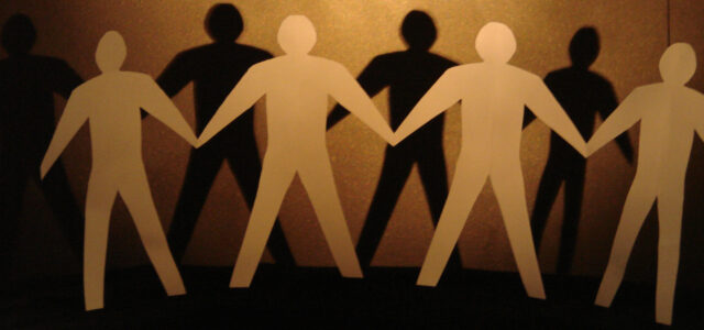 Papíroví panáci ve světle