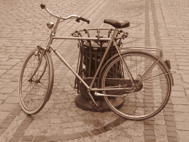 FOTO: Jízdní kolo využívá mnoho lidí k dopravě do centra měst