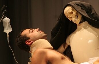 FOTO: Inscenace Cyborg Manifesto brazilské divadelní skupiny Joelsona Gussona na festivalu 4+4 dny v pohybu 2011