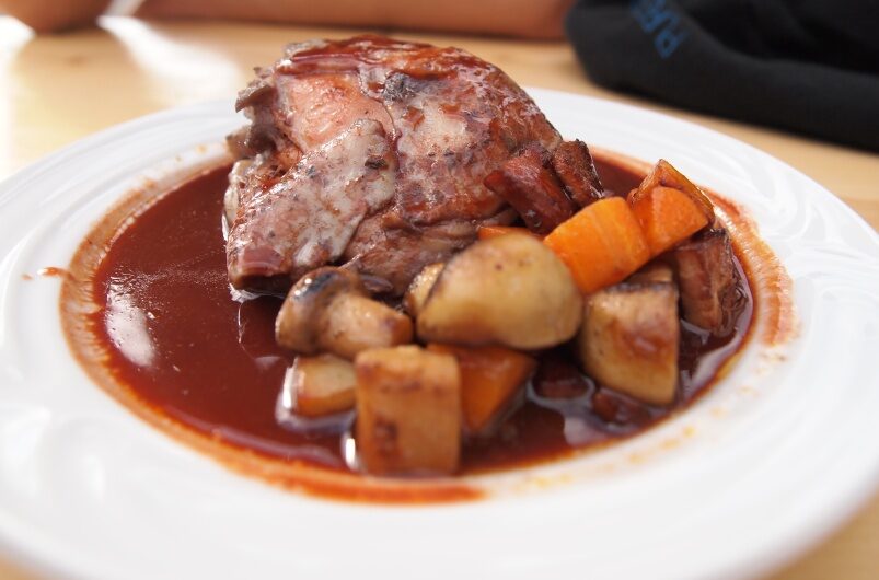 Kohout na červeném víně sous-vide, sezónní zelenina, restované cibulky