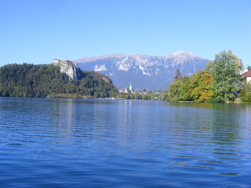 Foto: pohled na hrad nad jezerem Bled