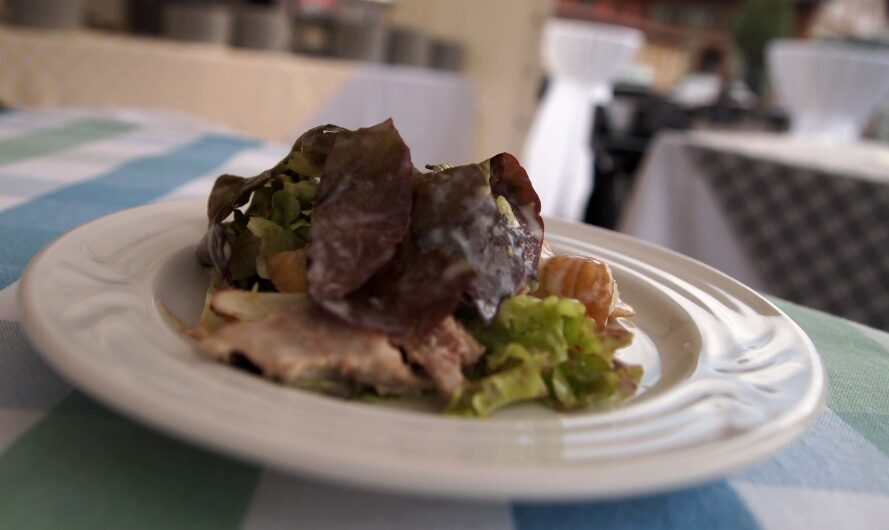 FOTO: Salát s kachním masem, pečenými kaštany a medovým dresinkem z restaurace Metropolitan Bistro