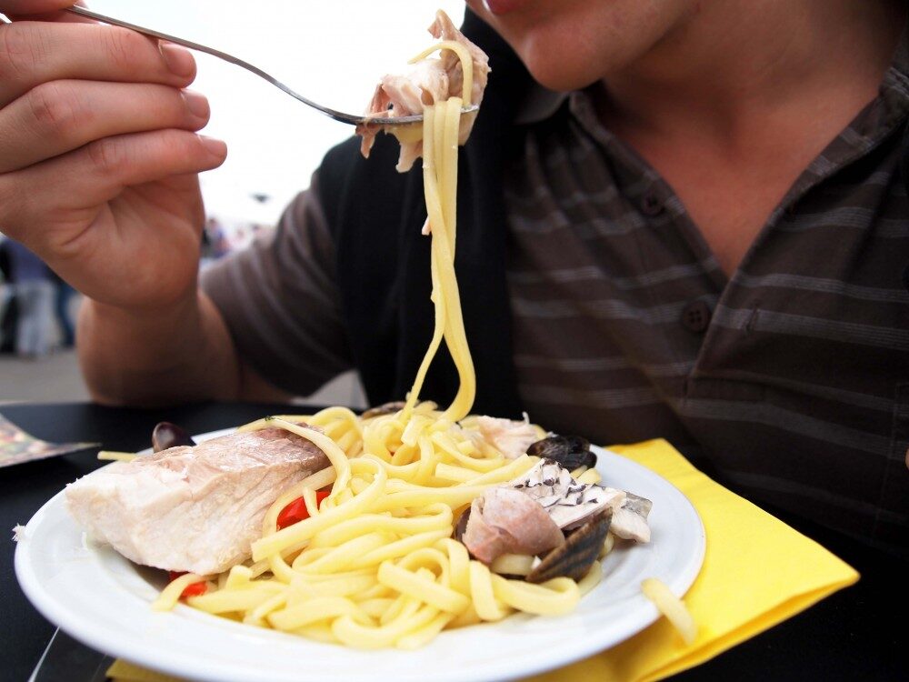 FOTO: Červený snapper s vaječnými linguinami a mušlemi Sv. Jakuba od propagačního stánku Makro