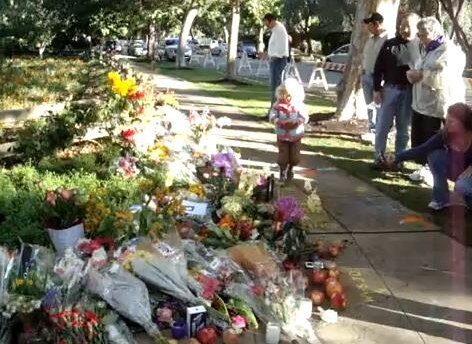 FOTO: Dnes je dům v Palo Alto zasypán smutečními květy