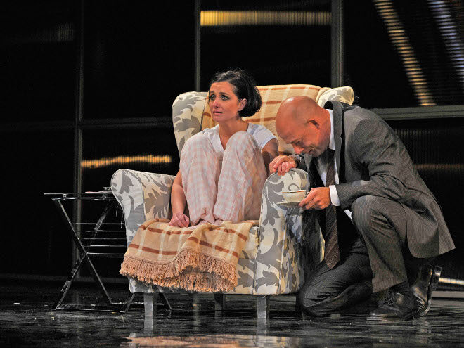 Markéta Sedláčková a Viktor Skála ve hře Výkřiky do tmy v Městském divadle Brno