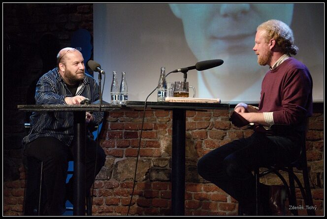 FOTO: Ekonom Tomáš Sedláček a moderátor David Hrbek