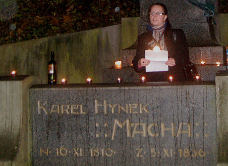 FOTO: Čtení Máchovy poezie na Petříně