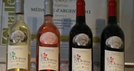 FOTO: Láhve vína s Pierrem Richardem