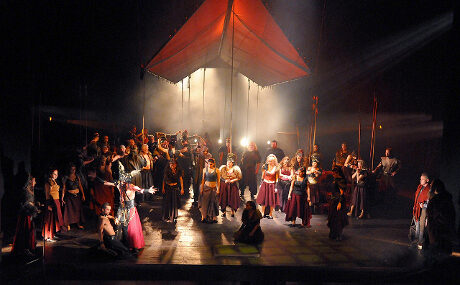 FOTO: Scéna Tomáše Moravce v plzeňském nastudování Borodinovy opery Kníže Igor