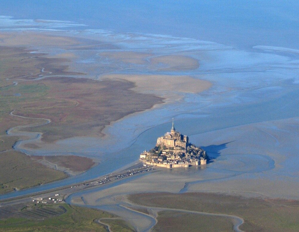 Ostrov Mont Saint Michel z ptačí perspektivy