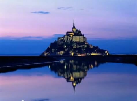 Mont Saint Michel v noci