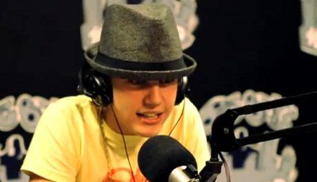 FOTO: Justin Bieber rapuje v rádiu Power 106