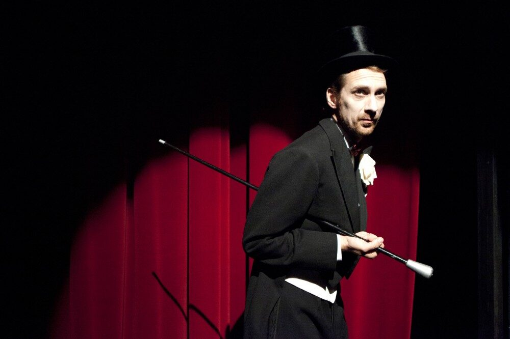 FOTO: Tomáš Pavelka v inscenaci Smíchoff/on ve Švandově divadle