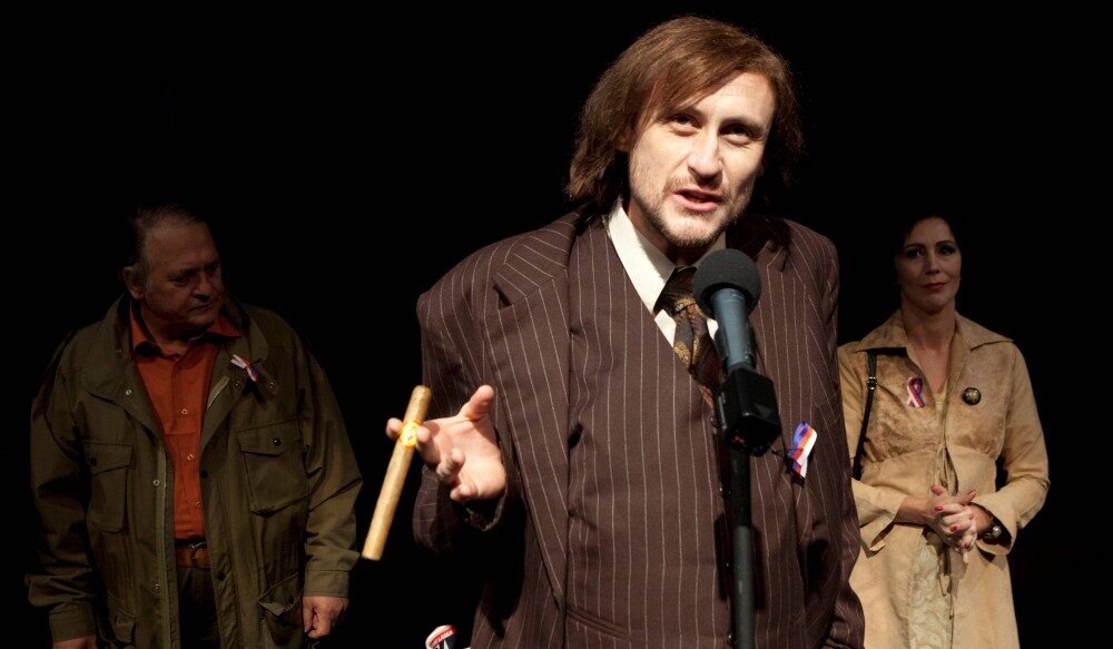 FOTO: Miroslav Hruška, Marek Pospíchal a Kristýna Frejová v inscenaci Smíchoff/on ve Švandově divadle