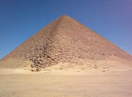 FOTO: Červená pyramida v Dahšúru, Zdroj: youtube.com