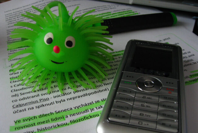 FOTO: Mobilní telefon, text a balónek