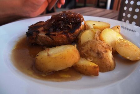 FOTO: Kotleta s brambory na loupačku a restovanou cibulkou