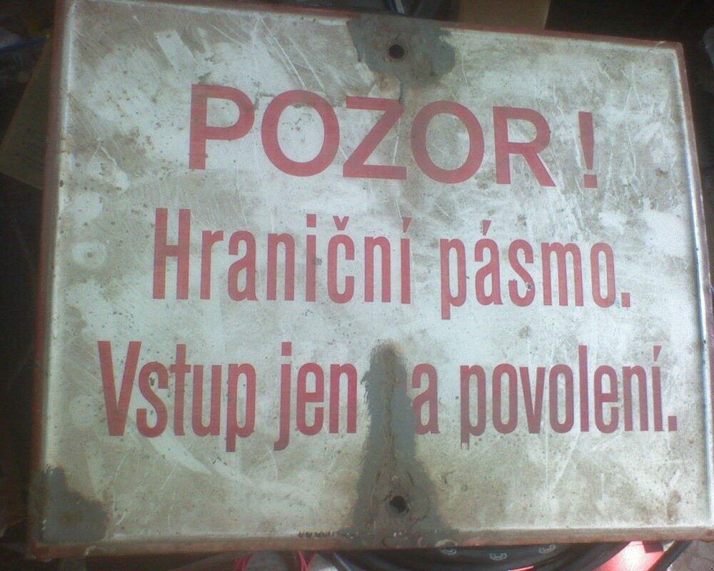 Cedule na hranicích za komunismu