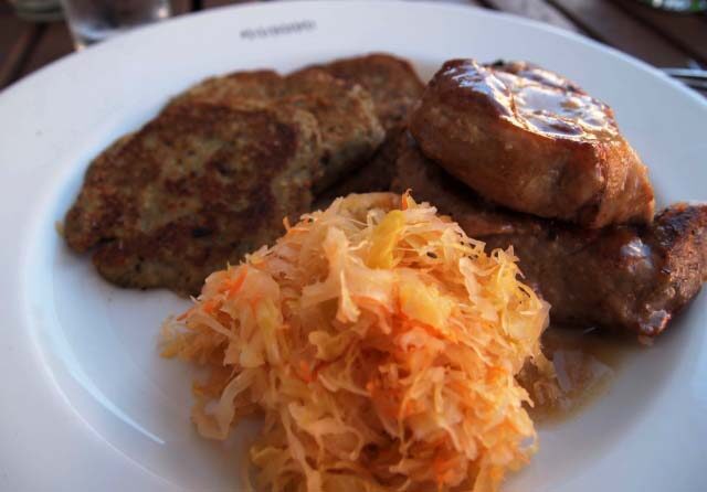 FOTO: Krkovička se zelím a bramboráky