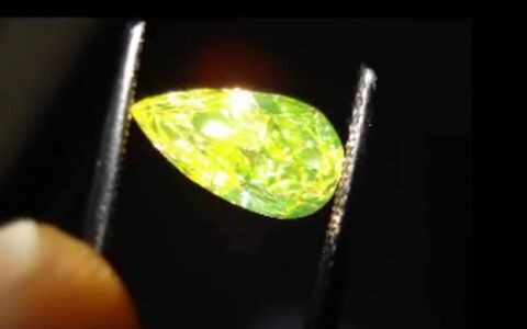 FOTO: Žlutý diamant ve tvaru slzy