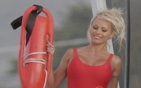FOTO: Pamela Anderson v seriálu Pobřežní hlídka