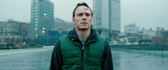 FOTO: shame-michael-fassbender-raining