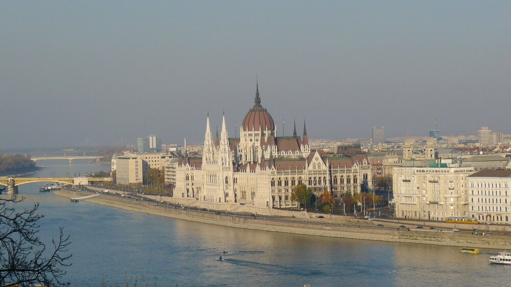 FOTO: Autobus brázdící vody Dunaje před Parlamentem