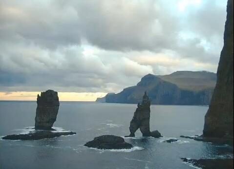Skalní útvar, Obr a čarodějnice u Faerských ostrovů.