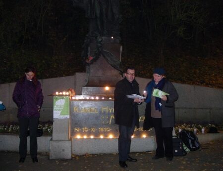 FOTO: U Máchovy sochy na Petříně