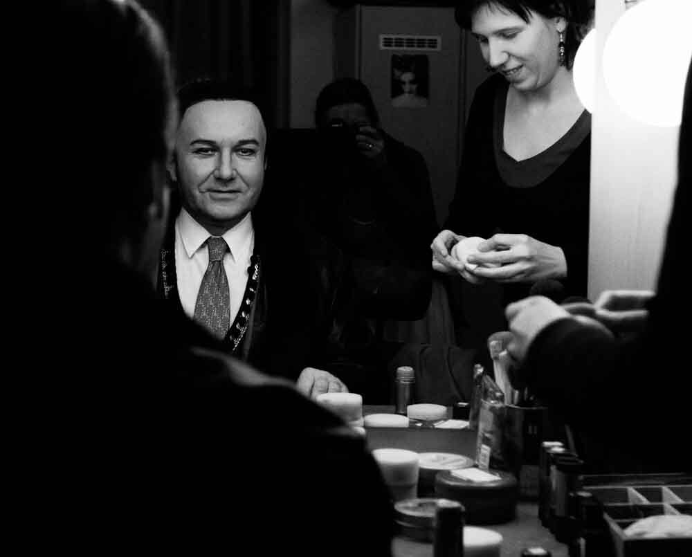 Spěvák v maskérně