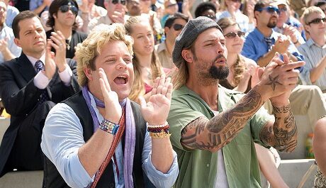 FOTO: Josh při potlesku s Seanem Astinem v komedii Tak se měj (2009)