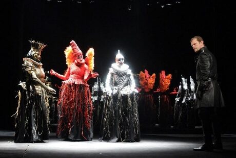 FOTO: Martin Stránský (Macbeth) ve společnosti čarodějnic v plzeňském nastudování Macbetha