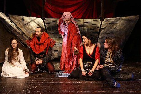 FOTO: hlavní postavy v poutech