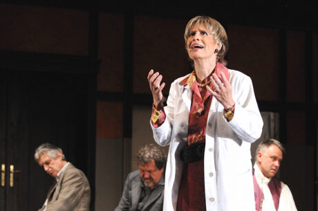 FOTO: Monika Švábová jako psychiatrička von Zahndová v Dürrenmattově hře Fyzikové