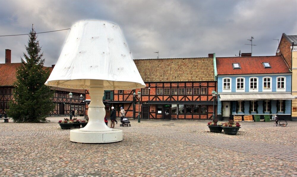 FOTO: Obří lampa láká turisty i místní obyvatela na náměstí