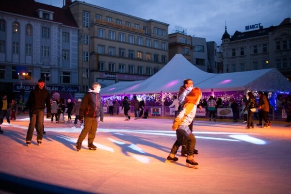FOTO: Večerní bruslení na vás udělá dojem