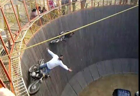 FOTO: Akrobaté předvádějí dech beroucí show