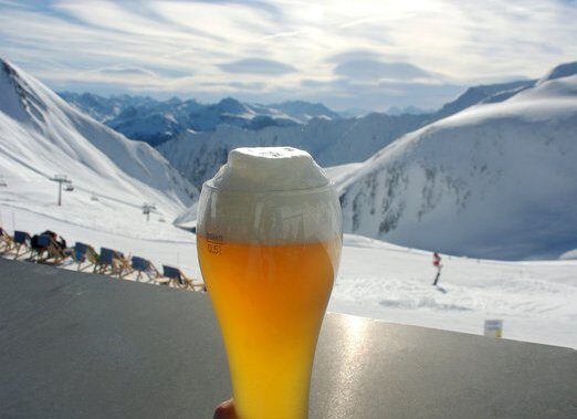 FOTO: Alkohol na sjezdovky nemá patřit