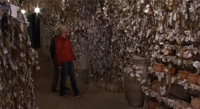 FOTO: Prameny vlasů zdobí všechny stěny